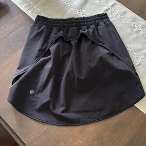 Women’s lululemon hotty hot skirt, black, size 6, like new